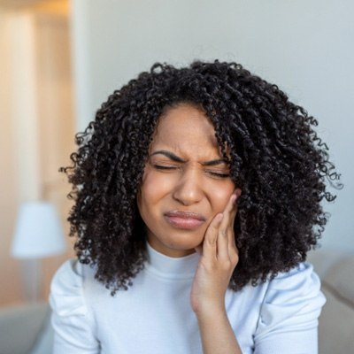 Woman with pain in jaw