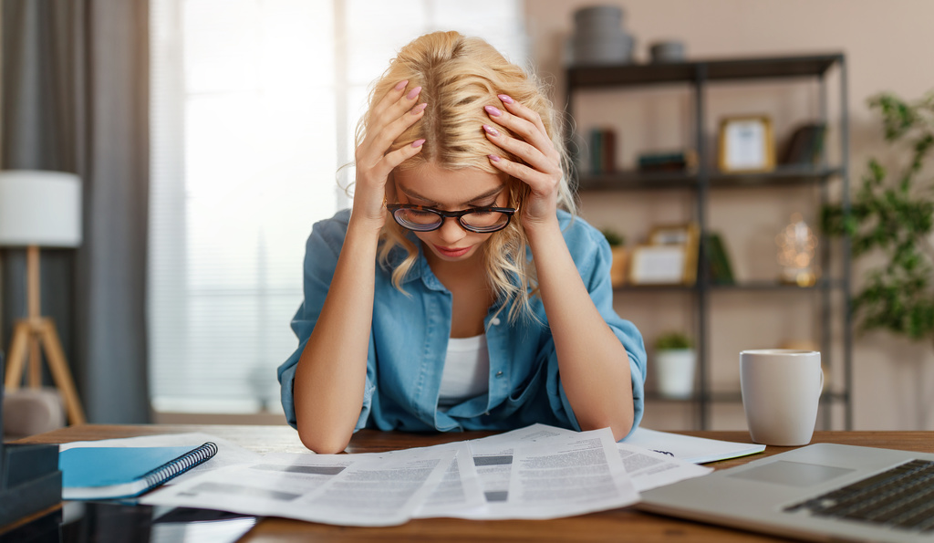 Stressed woman who may need help from a dentist in Springfield.